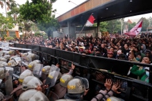 Biểu tình ở Indonesia leo thang, một người thiệt mạng do xe bọc thép đâm