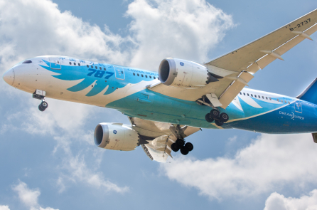 Máy bay vừa bay phải hạ cánh khẩn cấp vì hỏng động cơ