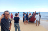 Thuyền cá trôi dạt trên biển, một ngư dân mất tích nghi do đột quỵ