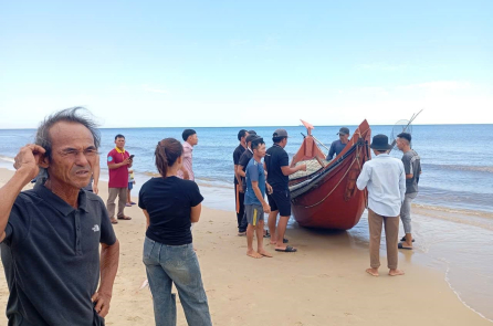 Thuyền cá trôi dạt trên biển, một ngư dân mất tích nghi do đột quỵ
