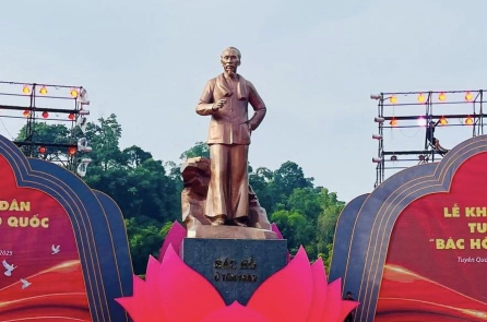 Tuyên Quang và Bộ Công an khánh thành Tượng đài “Bác Hồ ở Tân Trào”