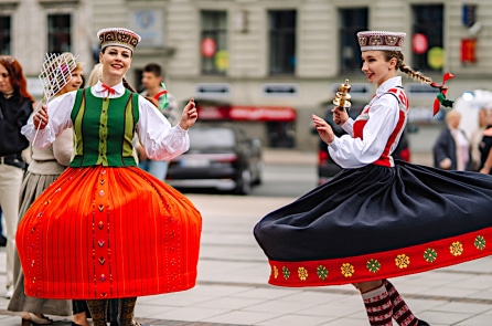 Látvia sắp yêu cầu phụ nữ trong chế độ quân dịch bắt buộc