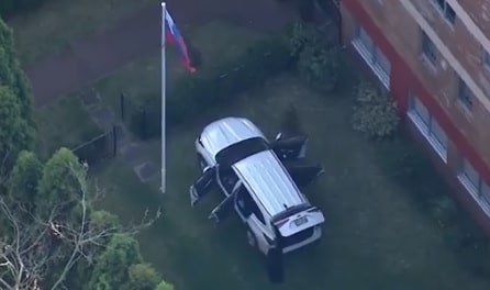 Bắt người đàn ông lao ô tô vào Tổng lãnh sự quán Nga tại Úc