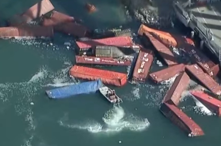 Hơn 60 container rơi xuống biển tại cảng Long Beach