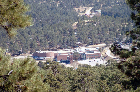 Mỹ: Xả súng ở trường trung học Colorado, nam sinh bắn bị thương hai bạn học rồi tự sát