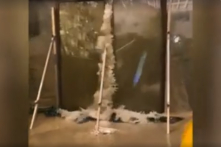 Hồng Kông: Sóng biển ập vào khách sạn, đánh tung cửa