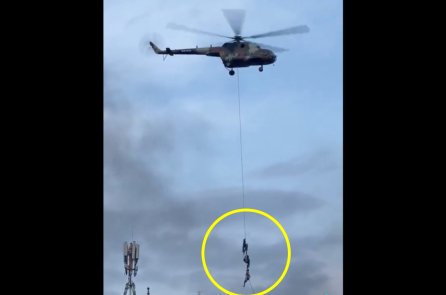 Video: Các bộ trưởng Nepal và gia đình bám dây trực thăng để chạy trốn