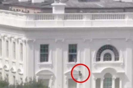 Ông Trump phản hồi về đoạn video chiếc túi đen bí ẩn ném qua cửa sổ Nhà Trắng