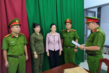 Nữ bác sĩ hành hung khách hàng bị bắt khẩn cấp