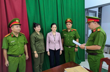 Nữ bác sĩ hành hung khách hàng bị bắt khẩn cấp