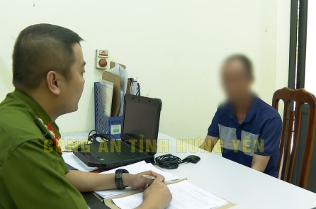 Bạo hành con ruột, ép vợ gửi tiền về: Người cha bị khởi tố