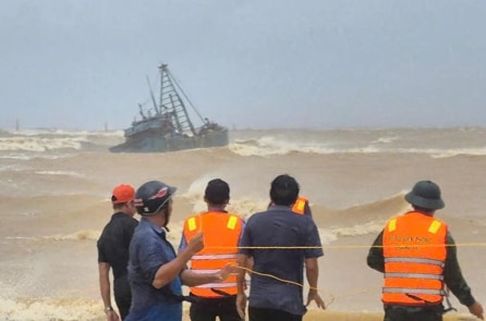 Bão số 10 khiến hai tàu cá gặp nạn ở Quảng Trị, cứu được 9 thuyền viên