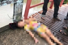 Dây điện hở gắn trên thành cầu, bé gái 10 tuổi bị điện giật tử vong