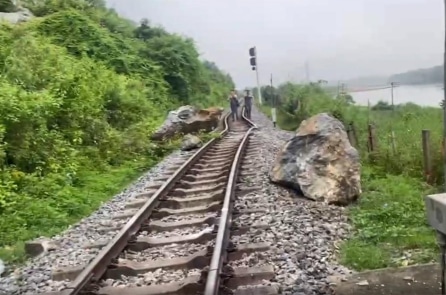 Đá rơi làm xô lệch đường sắt qua Quảng Trị, tàu hỏa Bắc – Nam ách tắc