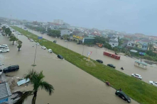 Việt Nam sơ tán hàng ngàn người, đóng cửa sân bay khi bão số 10 Bualoi tiến gần