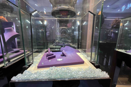 Giữa ban ngày, 15 kẻ bịt mặt cướp tiệm vàng ở California