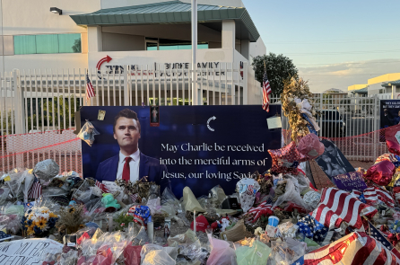 Nghi phạm trong vụ ám sát Charlie Kirk lần đầu ra tòa đối mặt với gia đình nạn nhân