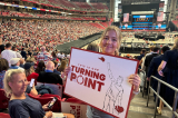 [Ảnh] Hàng chục nghìn người dự lễ tưởng niệm Charlie Kirk