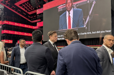 Elon Musk xuất hiện tại lễ tưởng niệm Chalie Kirk