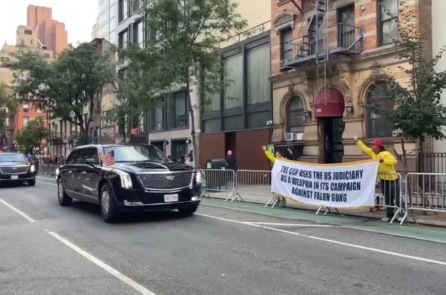 TT. Trump rời trụ sở Liên Hợp Quốc, vẫy tay chào các học viên Pháp Luân Công