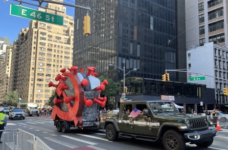 Tượng “virus Trung Cộng” trên phố khi ông Lý Cường đến New York, ĐCSTQ thuê người vẫy cờ đỏ