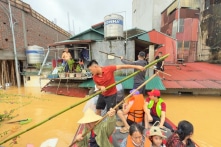 Lũ sông Hồng dâng cao, nhiều nhà dân ở Lào Cai ngập tới nóc