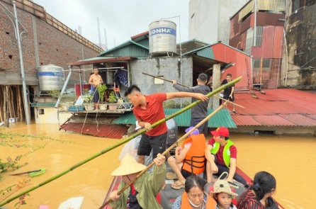 Lũ sông Hồng dâng cao, nhiều nhà dân ở Lào Cai ngập tới nóc