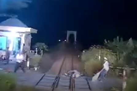 Nhân viên gác chắn kịp cứu người đàn ông say xỉn ngay trước mũi tàu