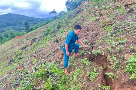 Vết nứt dài hơn 100m vòng quanh quả đồi ở Nghệ An