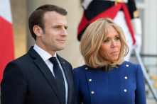 Nhà Macron sẽ cung cấp ‘bằng chứng’ cho tòa chứng minh bà Brigitte là phụ nữ – Luật sư