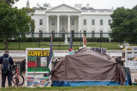 Ông Trump lệnh dỡ lều xanh trước Nhà Trắng, vì liên hệ với cộng sản