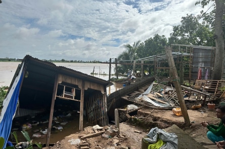 Sạt lở bờ sông Hậu lúc rạng sáng, 2 nhà dân sụp xuống sông