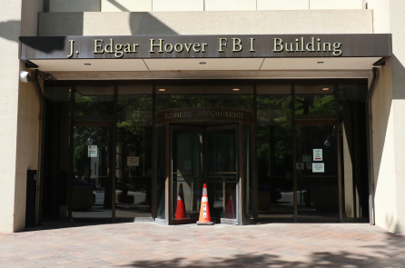 Kẻ lái xe đâm vào văn phòng FBI, chính quyền xác định là nghi phạm khủng bố