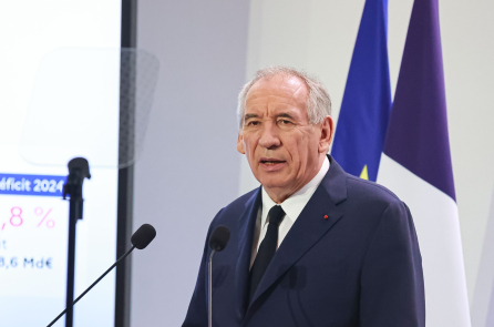 Thủ tướng Pháp không vượt qua cuộc bỏ phiếu tín nhiệm