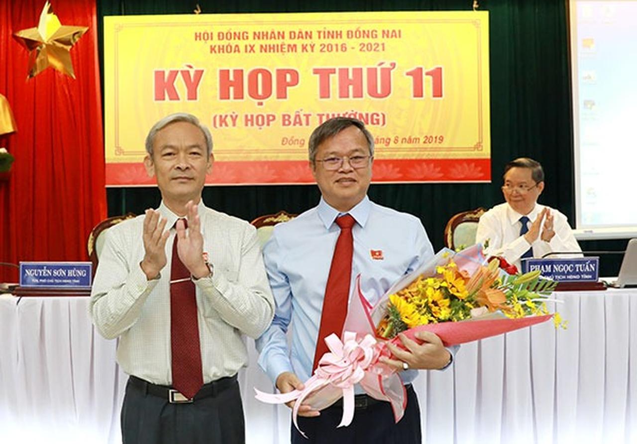 tam dinh chi quyen han dai bieu hdnd tinh voi cuu chu tich ubnd tinh dong nai