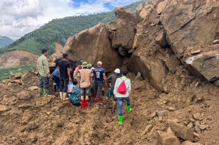 Nỗ lực bới đất cứu 3 người mất tích trong chiếc xe bán tải ở Lào Cai