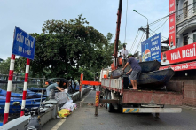 Xuồng máy chùa Hương tham gia cứu hộ vùng lũ