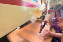 Tàu hỏa xô văng bàn ghế tại phố cà phê đường tàu Hà Nội