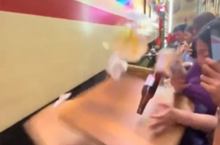 Tàu hỏa xô văng bàn ghế tại phố cà phê đường tàu Hà Nội