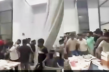 Cả 100 nhân viên công ty lừa đảo nổi loạn ở “Khu phố Tàu” Campuchia