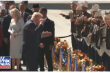 VIDEO: Ông Trump đến Malaysia tràn đầy năng lượng và nhảy múa trên thảm đỏ
