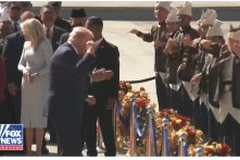 VIDEO: Ông Trump đến Malaysia tràn đầy năng lượng và nhảy múa trên thảm đỏ