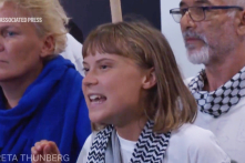 Greta Thunberg nằm trong số các nhà hoạt động trên tàu viện trợ bị trục xuất khỏi Israel