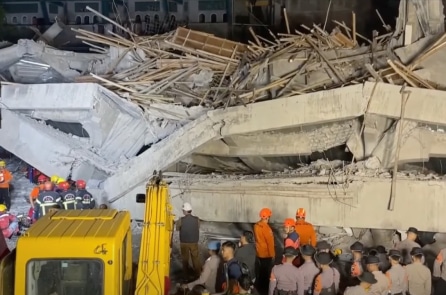 Sập trường ở Indonesia: 9 người chết, hơn 50 người mắc kẹt không còn dấu hiệu sự sống