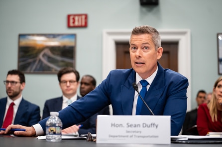 Mỹ thu hồi giấy phép 13 đường bay của các hãng hàng không Mexico đến Mỹ