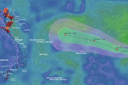 Áp thấp nhiệt đới gần Biển Đông có thể mạnh thành bão trong 24 giờ