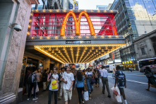 Dưới áp lực của chính quyền Trump, nhiều tập đoàn lớn đồng loạt hủy các chương trình DEI