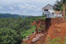 Đường vào trạm biến áp Nhà máy Thủy điện Ia Ly sạt lở thành vực sâu 30m