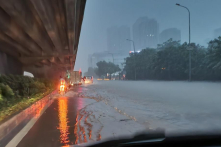 Hà Nội: Mưa lớn, nhiều trường chuyển sang học trực tuyến