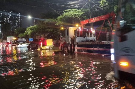 Hà Nội ngập sâu tại 25 điểm sáng 1/10 do ảnh hưởng bão số 10